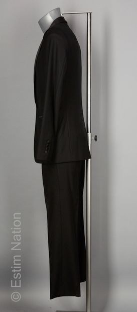 SANDRO SMOKING en crêpe polyester noir col satiné, pantalon slim (T 44) (usures de...