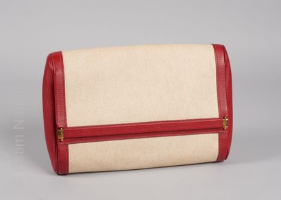 HERMES TROUSSE DE TOILETTE en toile H et veau rouge agrémentée d'une poche en nylon...