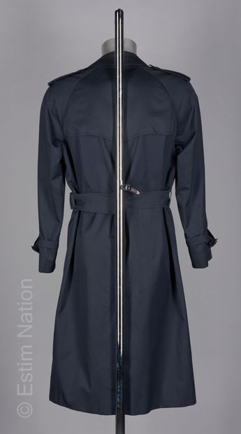 BURBERRYS' TRENCH COAT in navy cotton and polyester, flap, belt, tartan lining (approx....