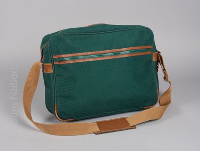 LANCEL SAC DE VOYAGE en toile imperméable verte et cuir naturel, bandoulière réglable...