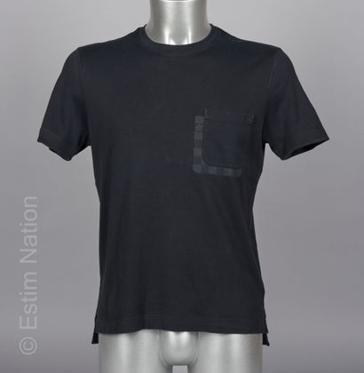 LOUIS VUITTON 
TEE SHIRT in black cotton, chest pocket lined with the checkerboard...