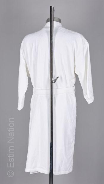 CHANEL PEIGNOIR à manches kimono agrémenté de sa ceinture en éponge blanc, poche...