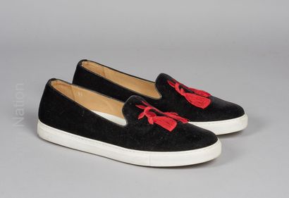 ALBERTO MORETTI PAIRE DE SLEEPERS en velours noir et passementerie rouge (P 9,5 soit...