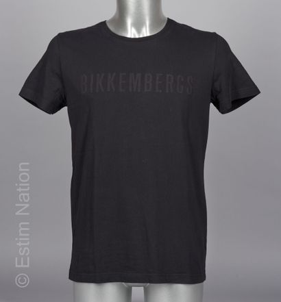 DIRK BIKKEMBERGS, LES BENJAMINS DEUX TEE SHIRT en coton noir appliqué du sigle (T...