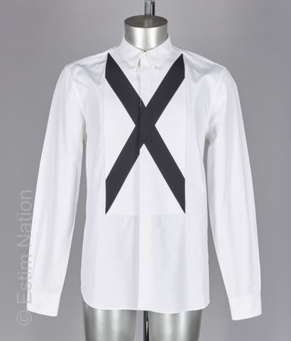 GIVENCHY PAR RICCARDO TISCI (COLLECTION PRINTEMPS-ETE 2015) White cotton shirt, tuxedo-inspired...
