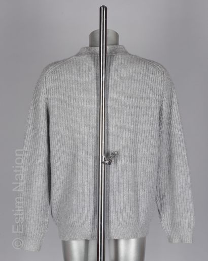 KUJTEN CARDIGAN en épais tricot cachemire gris, boutons nacrés (T 3) (légères bo...