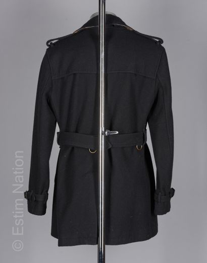 BURBERRY BRIT TRENCH COAT en feutre de laine noir, double boutonnage, pattes boutonnées...