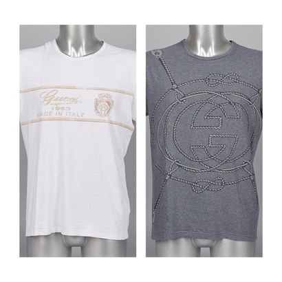 GUCCI 
DEUX TEE SHIRT en coton stretch : le premier gris imprimé de cordelettes figurant...