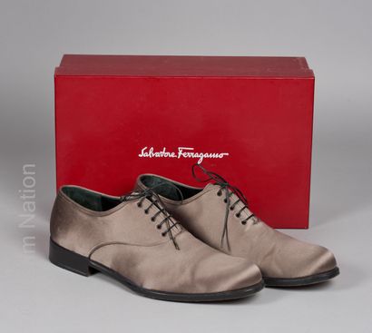 Salvatore FERRAGAMO PAIRE DE DERBIES en crêpe satiné acier (P 8,5) (dust bags, boîte)...