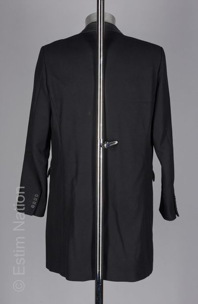 The KOOPLES MANTEAU en gabardine de laine noire, poche gansée de cuir, rappel au...