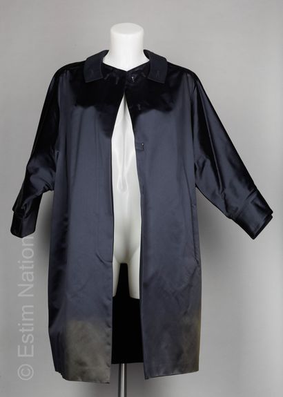 Gianfranco FERRE MANTEAU du soir en satin duchesse bleu nuit doublé de toile de coton,...