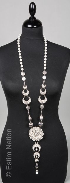 ERICKSON BEAMON COLLIER "TILDA" en métal argenté, perles, cabochons blancs et cristaux...