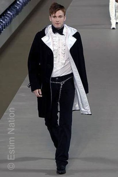 CHANEL (COLLECTION AUTOMNE-HIVER 2006) MANTEAU d'inspiration redingote en laine noir...