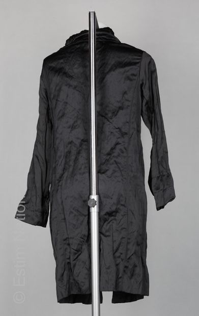 PRADA (COLLECTION AUTOMNE-HIVER 2007) MANTEAU en polyester et soie "froissée" noire,...
