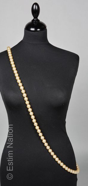 ANONYME SAUTOIR pouvant être porter en bandoulière en perles bourgeoises nacrées