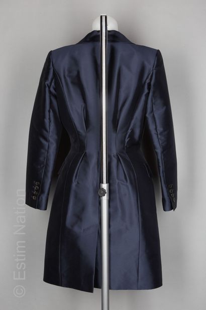 LOUIS VUITTON ROBE MANTEAU en soie sauvage bleu orage, col châle, deux fausses poches,...