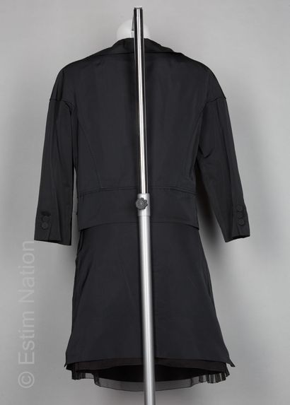 LOUIS VUITTON ENSEMBLE en polyester et soie noire, veste agrémentée de pressions...
