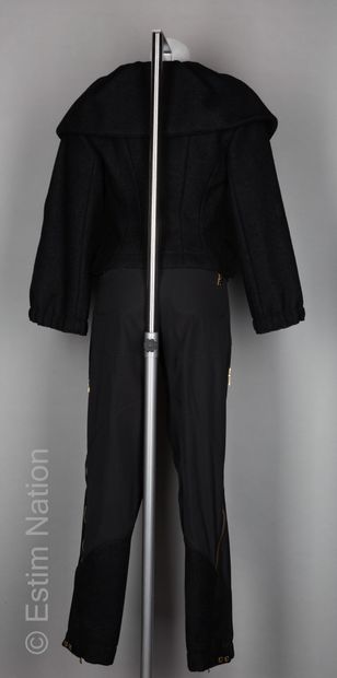 LOUIS VUITTON ENSEMBLE comprenant une veste en laine et mohair noir, important col...