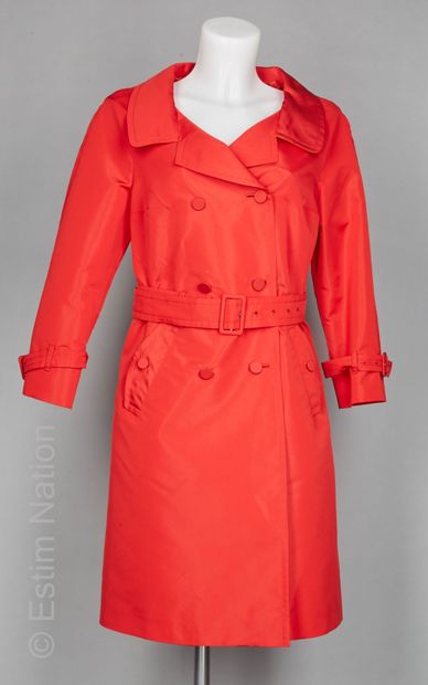 PRADA (2007) TRENCH en taffetas de soie et polyester rouge, double boutonnage, deux...