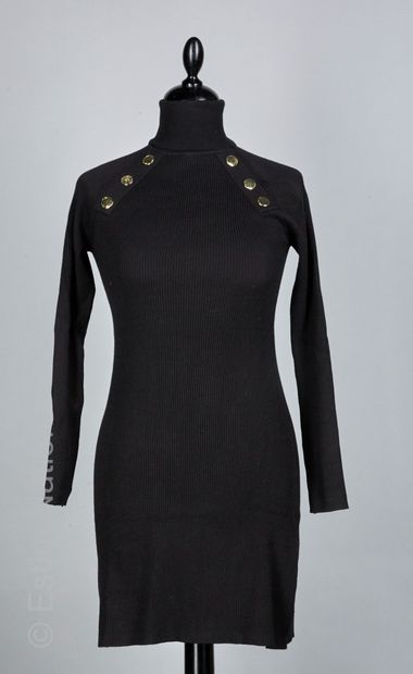 ZARA ENSEMBLE en lainage et polyester comprenant une longue robe noire côtelée, une...