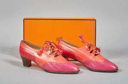 HERMES PAIRE DE GHILLIES en box rose, rouge et corail (P 35,5) (boîte) (petite patine...