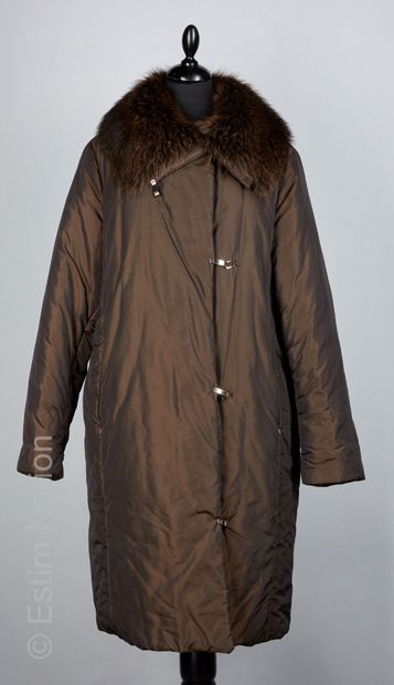 Max MARA Coat in chocolate polyamide taffeta like a down jacket, Canadian marmot...