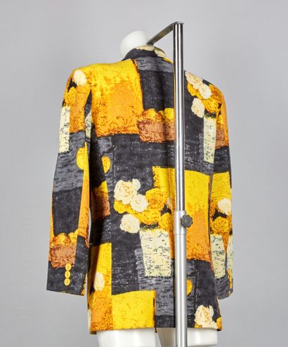KENZO vintage 
VESTE en laine grattée imprimée d'une nature morte stylisée géométrique...