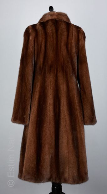 MILADY Coat in natural mink, folded collar, one button, hooks, two pockets (S 40...