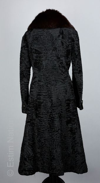 FOURRURES PEARL COAT in black breitschwanz, fox collar auburn, belt (approx T M/L)...