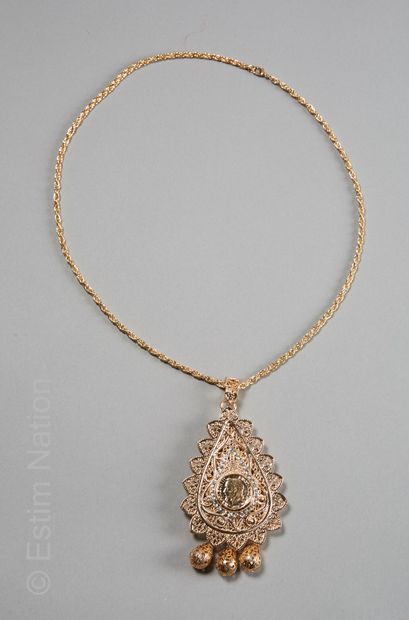 COLLIER Important collier en métal doré de style oriental retenant un pendentif double...
