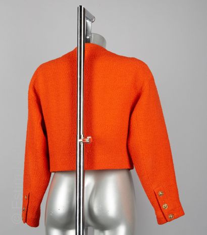 CHANEL Boutique circa 1980 COURTE VESTE en lainage bouclette orange, simple boutonnage...