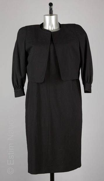 QUADRILLE BALENCIAGA ENSEMBLE en laine noire, robe droite et veste boléro (T 11 soit...