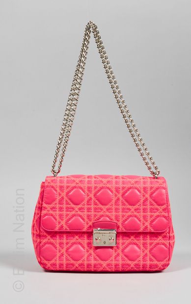 CHRISTIAN DIOR (2013) 
SAC «MISS DIOR» en cuir agneau rose surpiqué figurant un cannage...