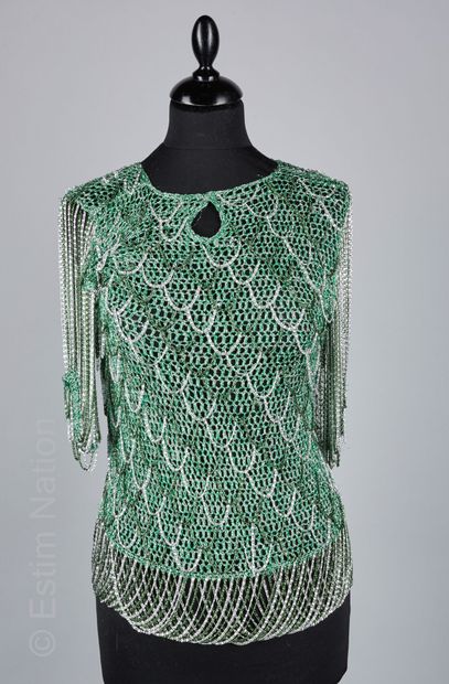LORIS AZZARO CIRCA 1971 
TUNIQUE en tricot artificiel lurex argent vert, manches...
