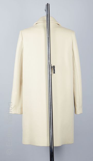 CHLOE (AUTOMNE-HIVER 2011) MANTEAU en laine vierge beige, col rabattu, simple boutonnage...