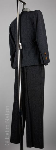 Yves SAINT LAURENT Rive Gauche ENSEMBLE trois pièces en moiré noir : veste à même,...