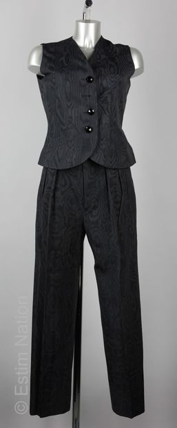 Yves SAINT LAURENT Rive Gauche ENSEMBLE trois pièces en moiré noir : veste à même,...