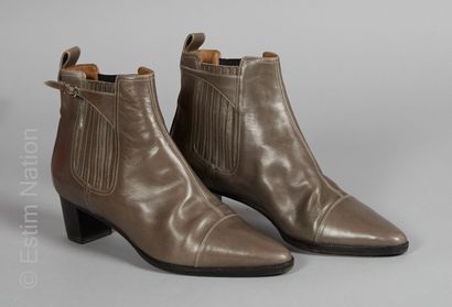 HERMES PAIRE DE BOOTS en box gris, agrémentées d'une boucle (P 37) (petite pliure...