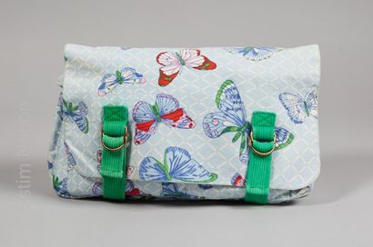 HERMES POCHETTE de toilette à rabat en toile imprimée de papillons et agrémentée...