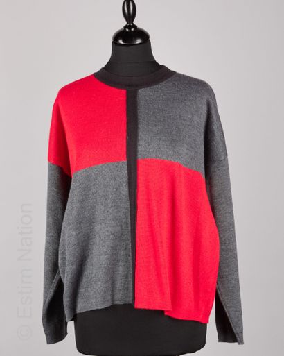 PIERRE CARDIN SWEATER en laine figurant un damier gris et rouge (env T S/M ) (tache),...