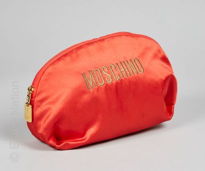 MOSCHINO BY REDWALL POCHETTE circulaire en crêpe satinée rouge rehaussée du sigle...