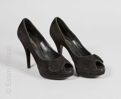 LOUIS VUITTON PAIRE D'ESCARPINS à bouts ouverts en peau et cuir verni noir (P 35,5)...