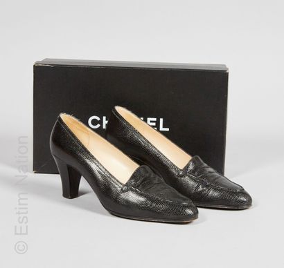 CHANEL PAIRE DE MOCASSINS á talons en lézard lustré noir (P 7 soit env P 36) (boîte,...