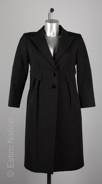 VALENTINO (1999) ENSEMBLE en coton mélangé nervuré noir, manteau agrémenté de deux...