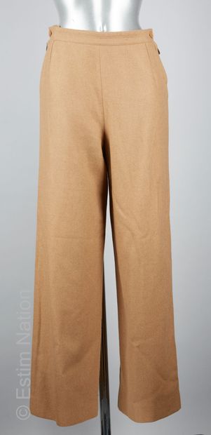 HERMES Paris PANTALON en poil de chameau camel, zips sur les côtés agrémentés d'une...