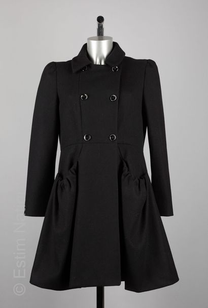 MIU MIU (2015) MANTEAU en lainage noir, col rabattu, double boutonnage, deux poches...