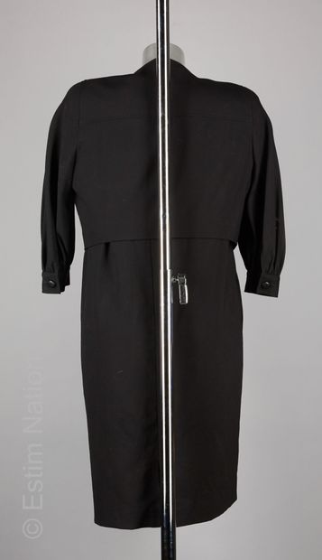 QUADRILLE BALENCIAGA ENSEMBLE en laine noire, robe droite et veste boléro (T 11 soit...