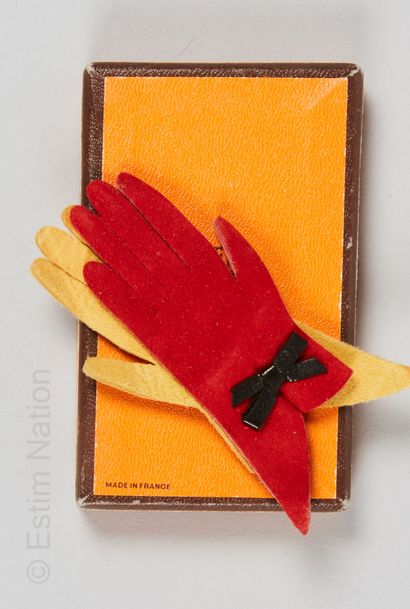 Hermès Vintage BROCHE en peau figurant deux gants rouge et jaune rehaussée d'un noeud,...