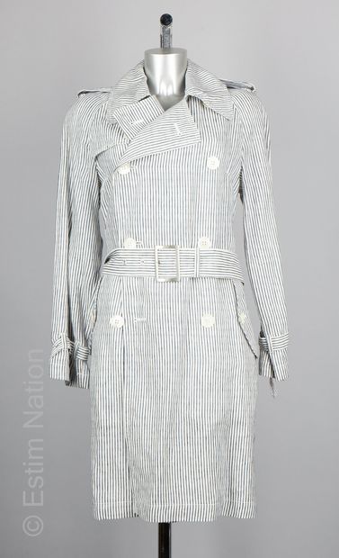 JUNYA WATANABE COMME DES GARCONS (2010) TRENCH-COAT en lin tissé rayé marine et blanc,...