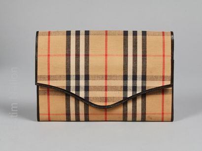 BURBERRYS' POCHETTE à rabat en toile tartan, intérieur en cuir grainé marron et feutre...